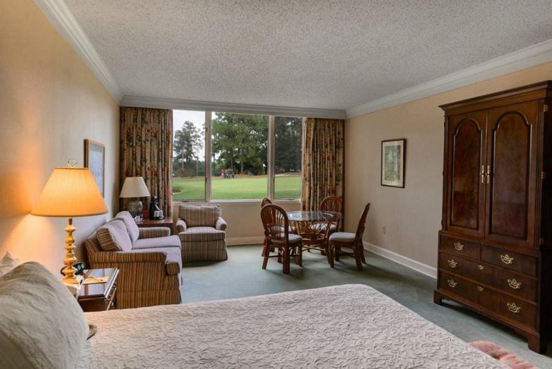 The At Houndslake Hotel